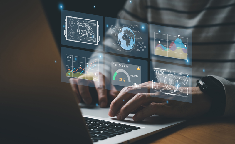 Ganzheitliche Systemintegration für vernetzte IT- und Produktionsanlagen Ein IT-Spezialist steht vor einer großen, leuchtenden Monitorwand in einem modernen Kontrollraum oder Rechenzentrum.