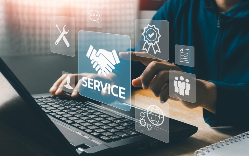 Softwareentwicklung und IT-Dienstleistungen aus einer Hand – Accellence Eine Person bedient einen Laptop, während digitale Symbole für IT-Service, Softwareentwicklung, Qualitätssicherung und Support über der Tastatur schweben.