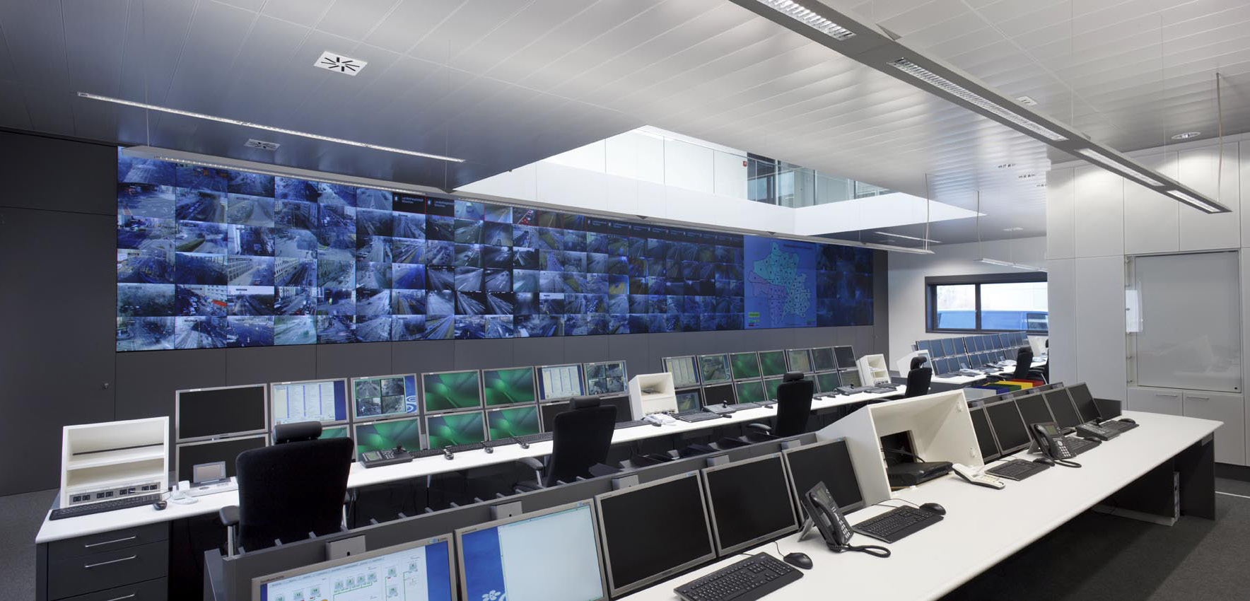 Die Verkehrsleitzentrale München ist Europas modernste zentrale Steuerungseinheit zur Lenkung und Überwachung des Verkehrs und der Betriebstechnik. 